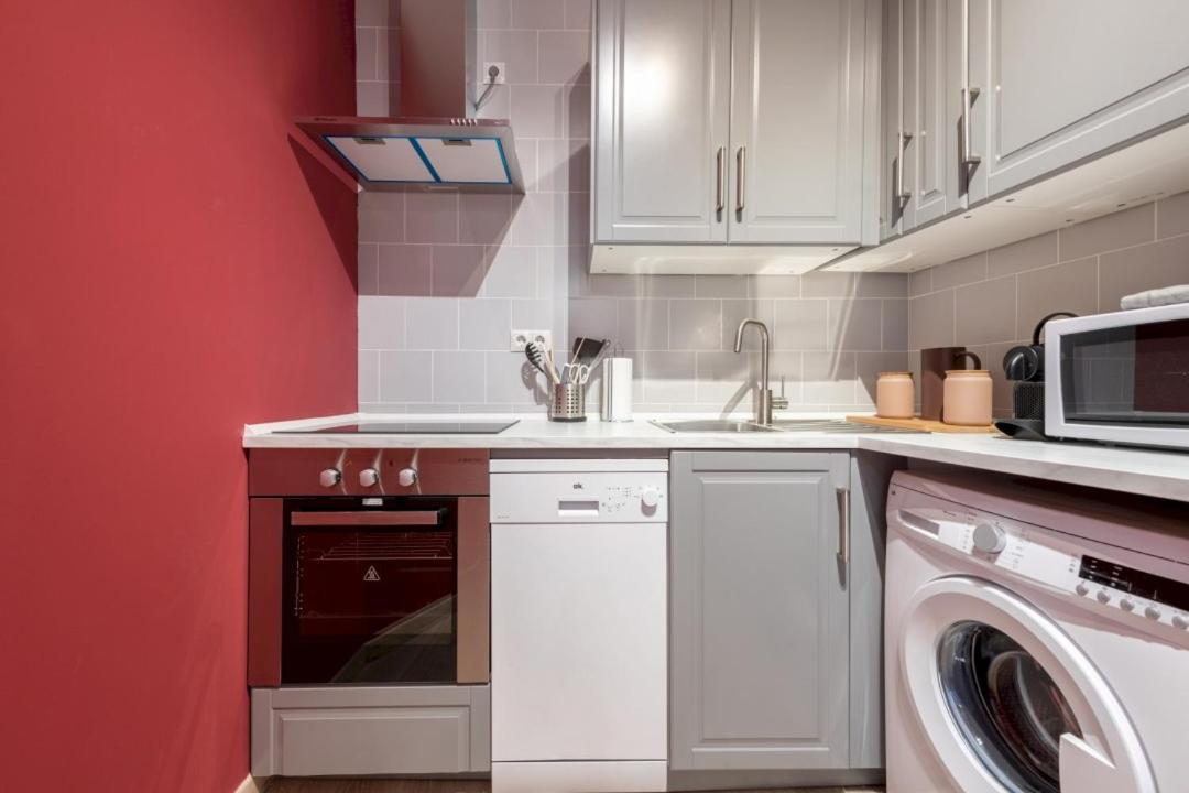 3 Bedrooms 1 Bathroom Furnished - Lavapies- Mintystay Madrid Bagian luar foto